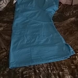 Scrub top with 2 pockets